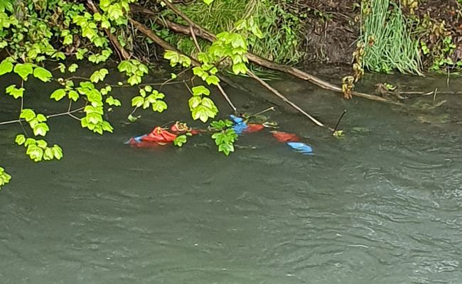 Hundekotbeutel im Binnenkanal: Verdacht auf mutwillige Verschmutzung