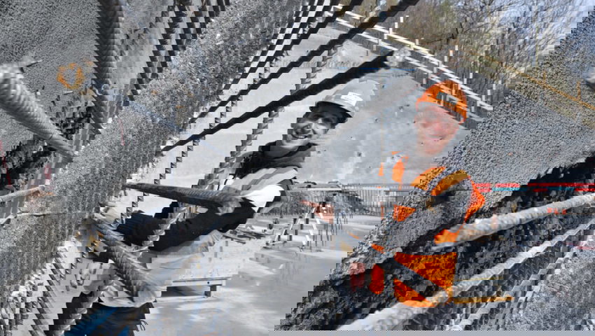  Philipp Grüninger von der Projektleitung (F. Preisig AG, Bauingenieure und Planer SIA USIC, Buchs) erklärt den Aufbau der dicken, sechs Meter hohen Reservoirwände.