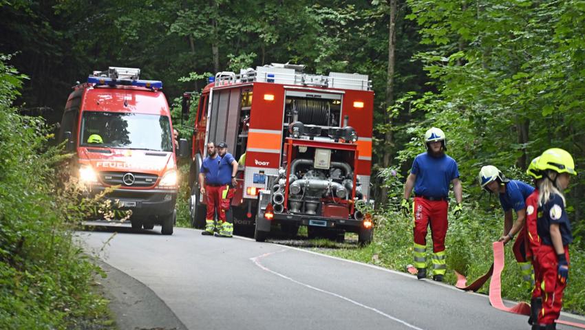 Die schmale Zufahrt zum Weiler Bidenberg erschwerte zwar den Wassertransport, schuf dafür aber reale Bedingungen.