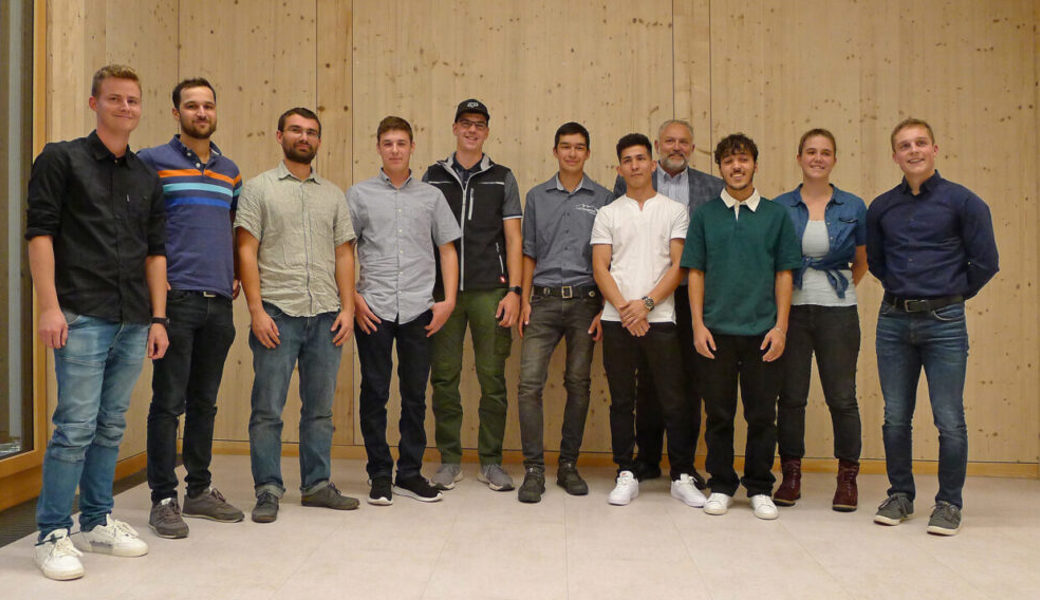  Die Preisträger: Martin Mettler, Andreas Scherrer, Vincenzo Vogel, Loris Ammann, Silvan Brunner, Sven Robles, Bagher Jafari, Naiko Suárez López, Sina Manhart, Fabian Tischhauser (von links) und hinten Thomas Wildberger, Präsident Lignum SG. 