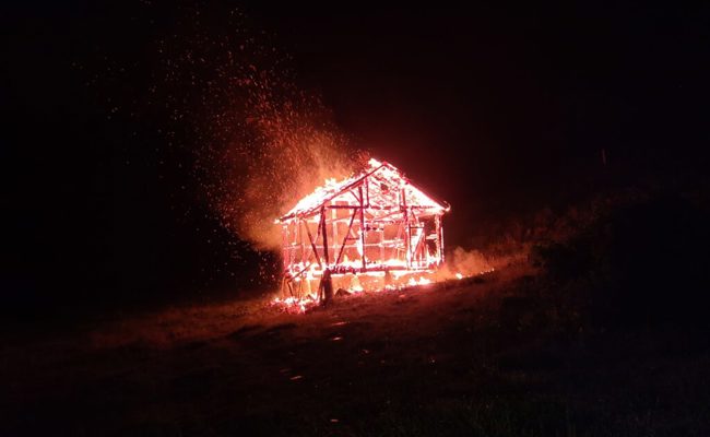 Holzschopf möglicherweise von Blitzschlag getroffen und abgebrannt