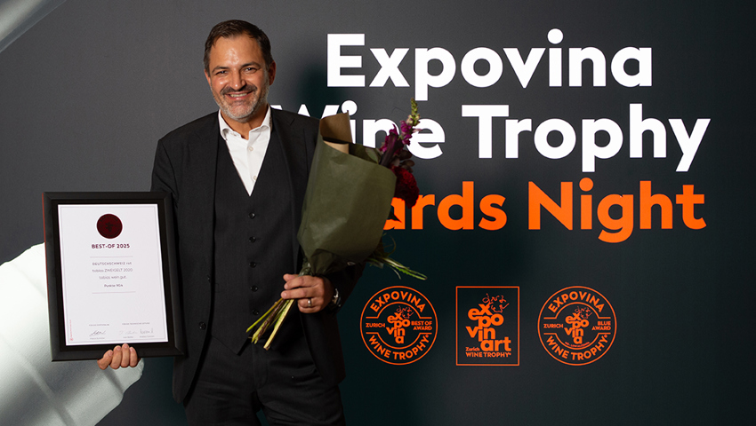 Ein strahlender Christoph Schmid an der Expovina Wine Trophy 2025 mit der Auszeichnung für seinen Tobias Zweigelt 2020 als Bester Deutschschweizer Rotwein.