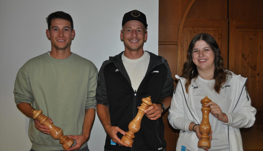 Der STV Grabs hat mit Adrian Eggenberger, Nicola Huser sowie Sara Lippuner (von links) drei neue Freimitglieder in seinen Reihen.