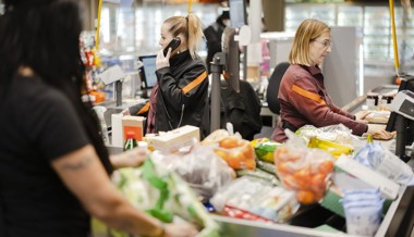 Einkaufen bis 22.30 Uhr: Migros sagt Coop den Kampf an