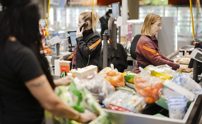 Einkaufen bis 22.30 Uhr: Migros sagt Coop den Kampf an