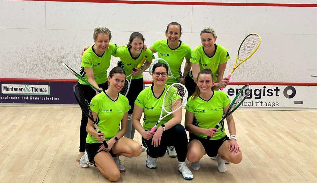 Die Spielerinnen von Grabs I und Grabs II samt Coach Elisabeth Lamprecht nach dem letzten Saisonspiel. 