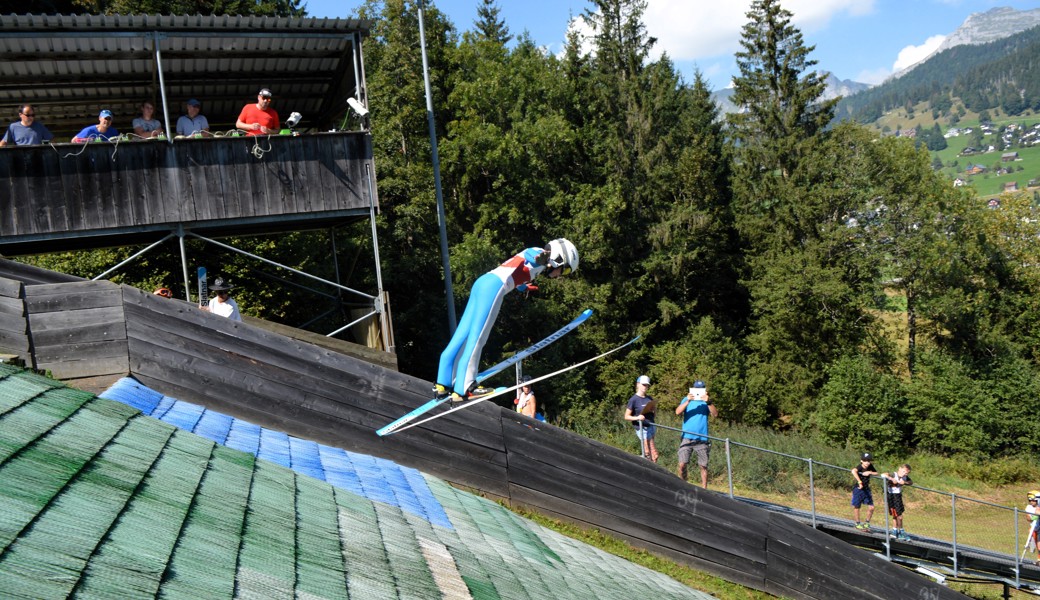 Nils Lemmenmeier vom SSC Toggenburg kennt die Mattenschanze in Wildhaus wie seine Westentasche und fliegt in seiner Kategorie zweimal auf Platz eins.