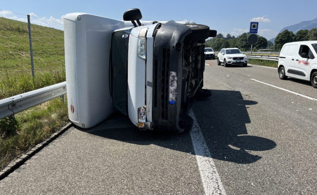 Wohnmobil kippt wegen geplatztem Reifen auf der Autobahn in Montlingen um