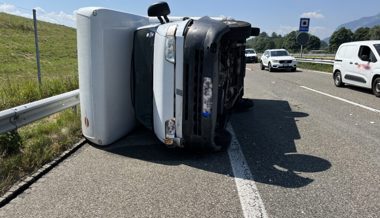 Wohnmobil kippt wegen geplatztem Reifen auf der Autobahn in Montlingen um