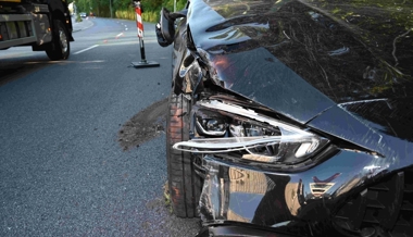 Auto fährt in Strassenlaterne und überschlägt sich – Polizei sucht Zeugen