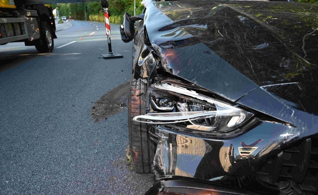 Auto fährt in Strassenlaterne und überschlägt sich – Polizei sucht Zeugen