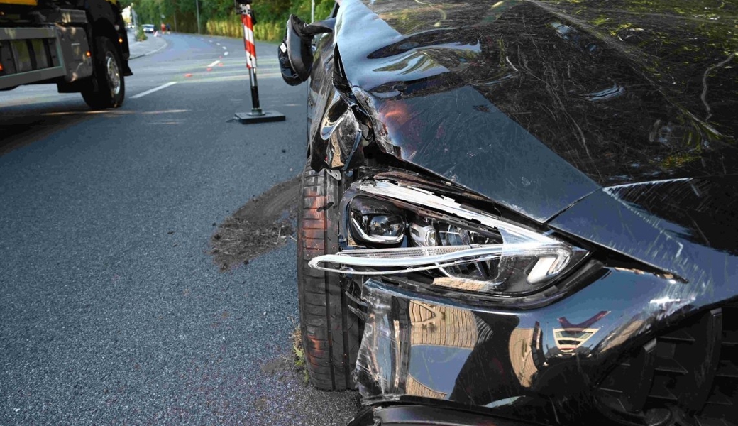 Auto fährt in Strassenlaterne und überschlägt sich – Polizei sucht Zeugen
