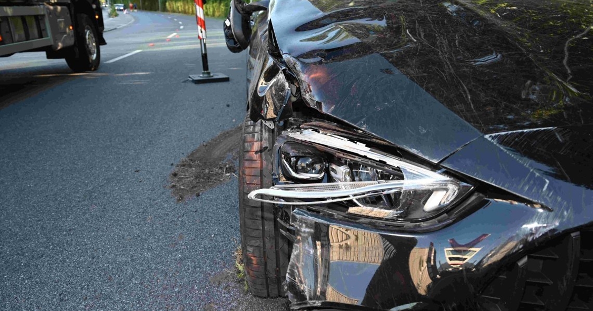 Auto fährt in Strassenlaterne und überschlägt sich – Polizei sucht Zeugen
