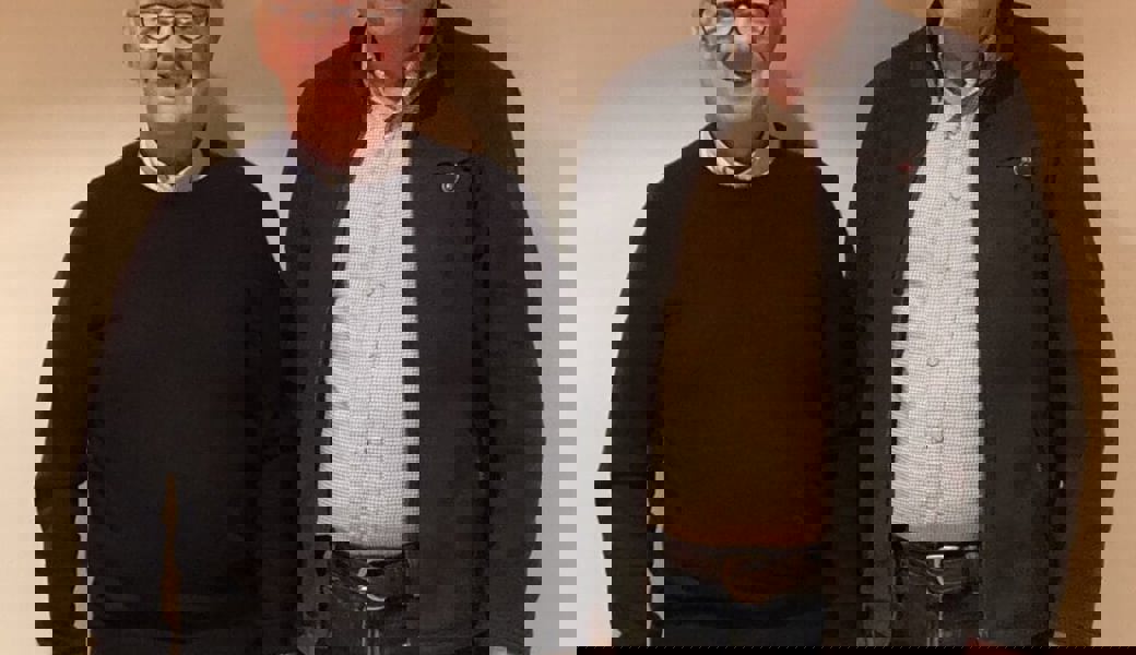  Niklaus Stüdli (links) freut sich über seine Auszeichnung als kantonaler Gold-Veteran für 50 Jahre Mitgliedschaft im Sängerbund Buchs, rechts im Bild Präsident Ueli Schäpper. 