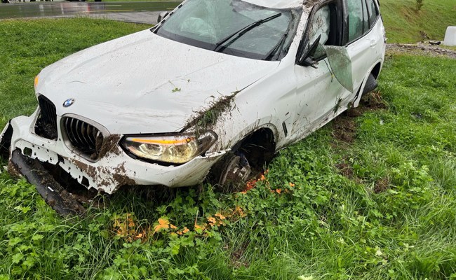 Mehrmals mit Auto überschlagen: zwei Verletzte