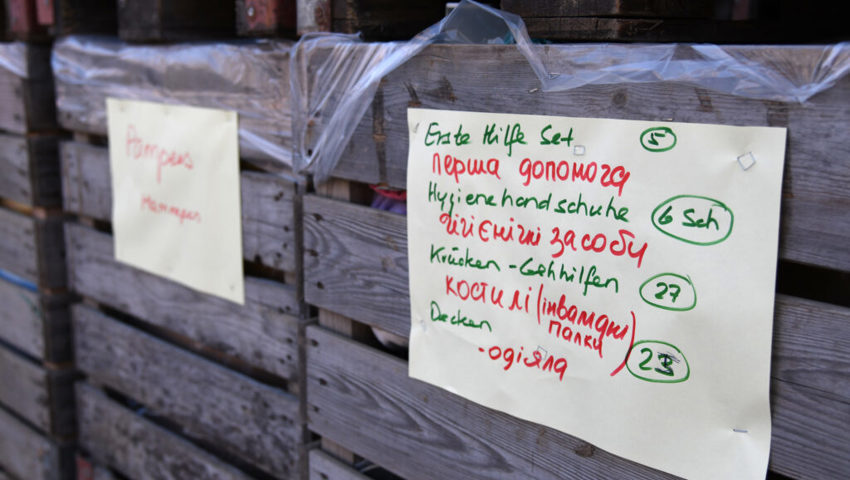  Die freiwilligen Helferinnen und Helfer sortieren und verpacken das Material. 