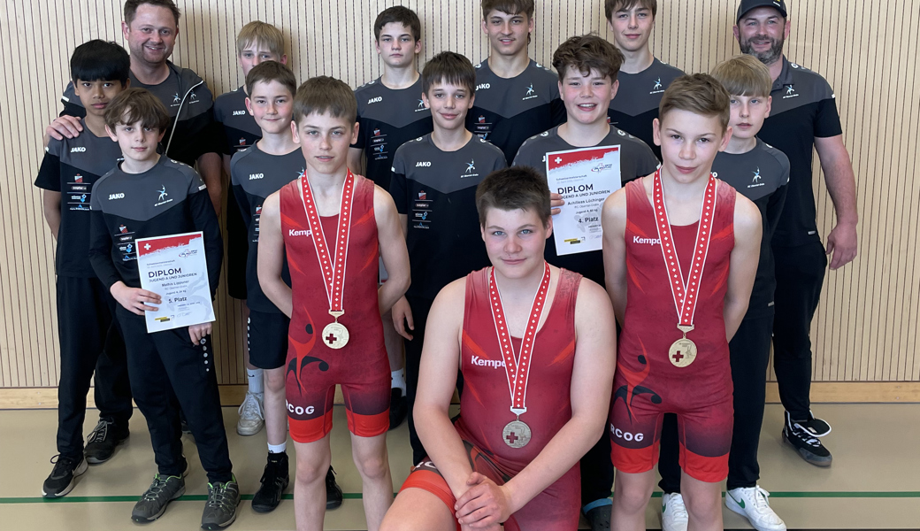 Die RCOG-Delegation mit den Medaillengewinnern im roten Trikot (von links): Lio Rüegg, Johannes Eggenberger, Rio Goldener.