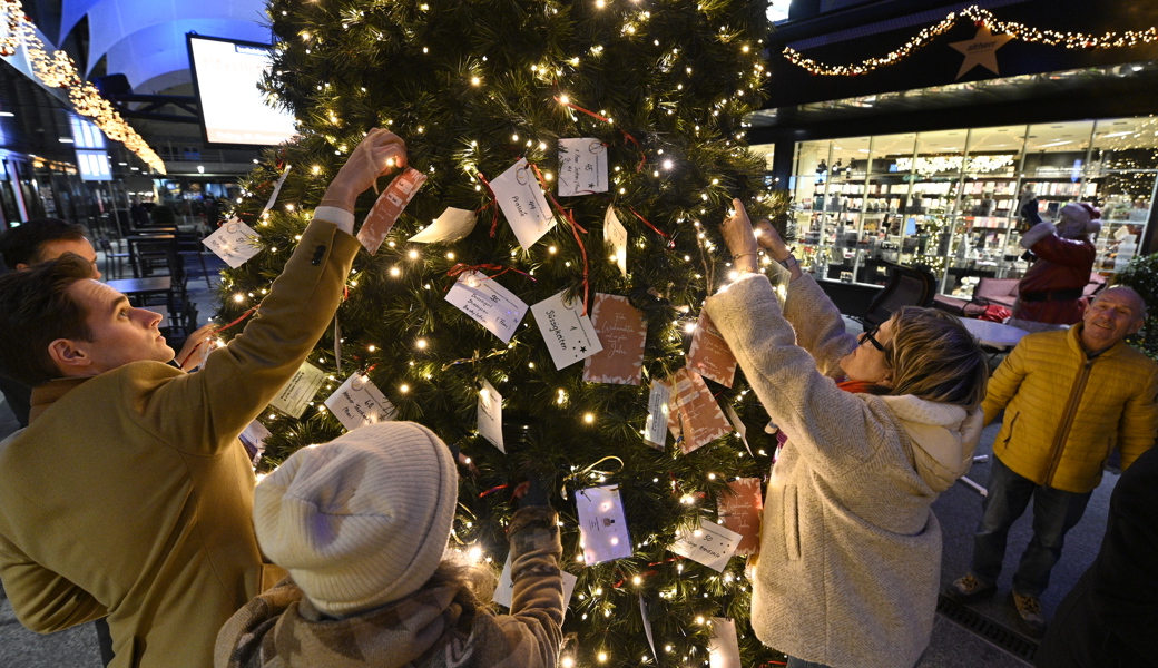 421 Wünsche von Betagten und Behinderten wurden gestern an den Wunschbaum in der Gass gehängt.