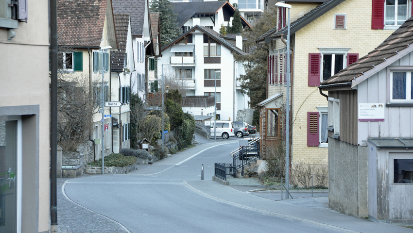  Ein aktuelles Thema: Der Verkehr in den engen Gassen der Dörfer, hier in Azmoos. 