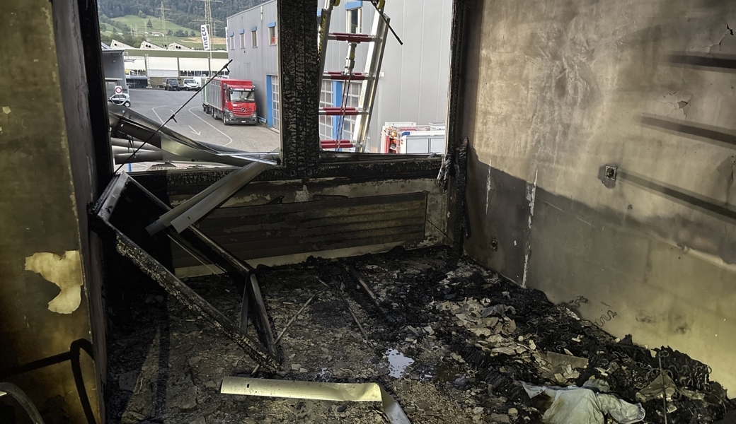 Wohnung nach Brand zerstört. Der Sachschaden am Gebäude beträgt mehrere hunderttausend Franken.