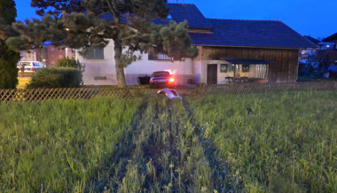 Fahrzeug hob ab, durchbrach Zaun und krachte in Fassade