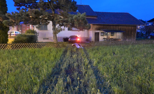 Fahrzeug hob ab, durchbrach Zaun und krachte in Fassade