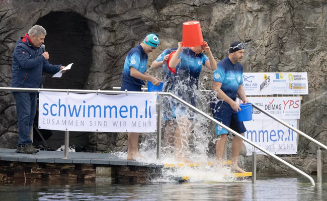 Waghalsiges Schwimmvergnügen in der Gampriner Grossabünt