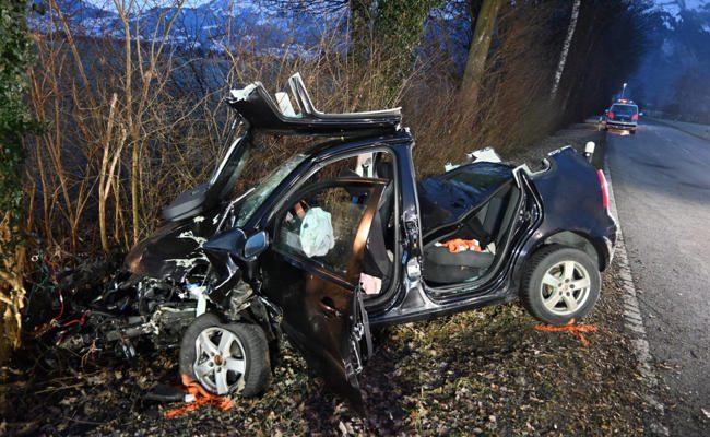 Von Strasse abgekommen und mit Baum kollidiert: Schwerverletzter bei Unfall in Schellenberg