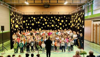 Schulchor lud zum offenen Singen im Advent in festlich geschmückter Turnhalle ein