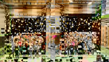 Schulchor lud zum offenen Singen im Advent in festlich geschmückter Turnhalle ein