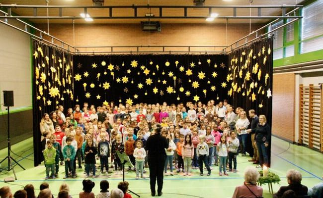 Schulchor lud zum offenen Singen im Advent in festlich geschmückter Turnhalle ein