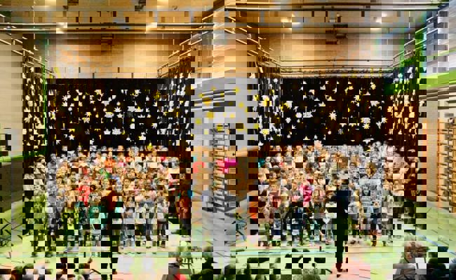 Schulchor lud zum offenen Singen im Advent in festlich geschmückter Turnhalle ein