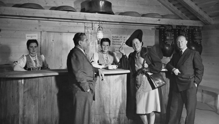 Bereits in den ersten Jahren (hier 1944) sind die Degustationsstände beliebte Treffpunkte der Messebesucher. 