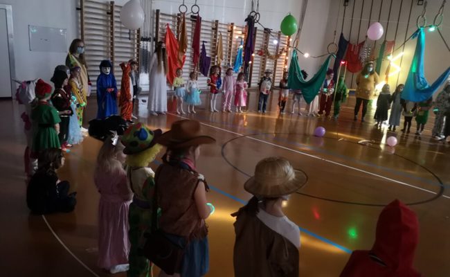 Mahr als 50 Kinder feierten endlich wieder einmal Fasnacht in der Turnhalle