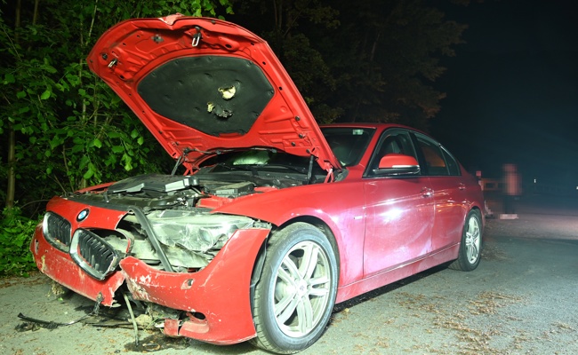 Angetrunken in Mauer und Verkehrsschild gefahren
