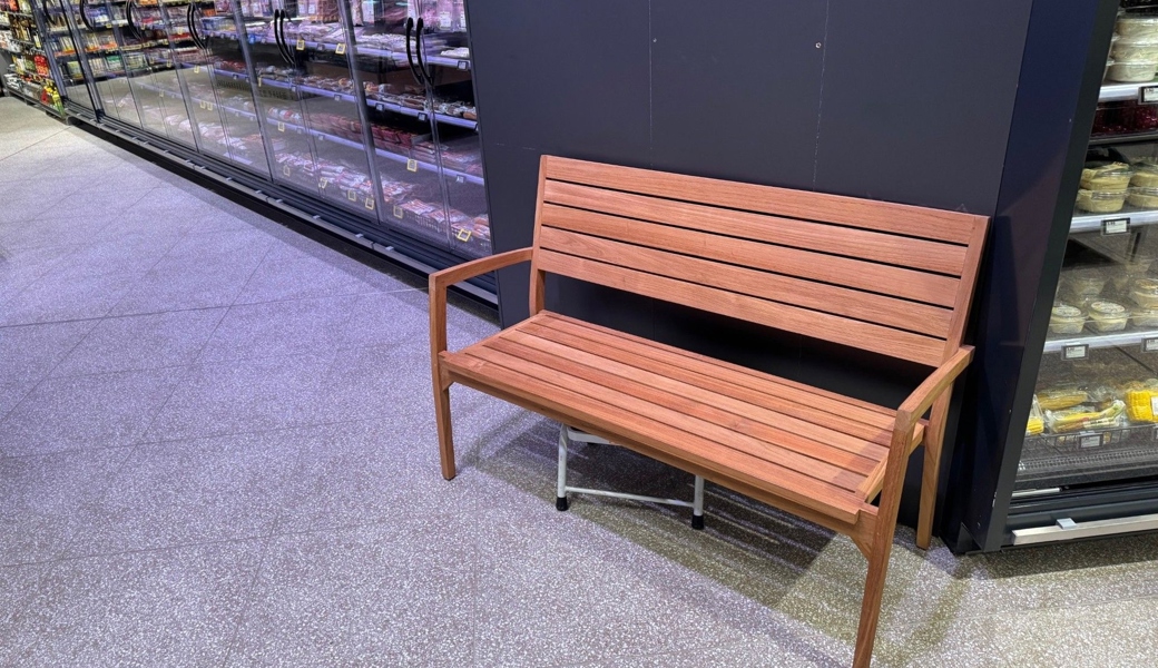 Unscheinbar, aber hilfreich: Eines der neuen Bänkli mitten in einem Migros-Supermarkt. 