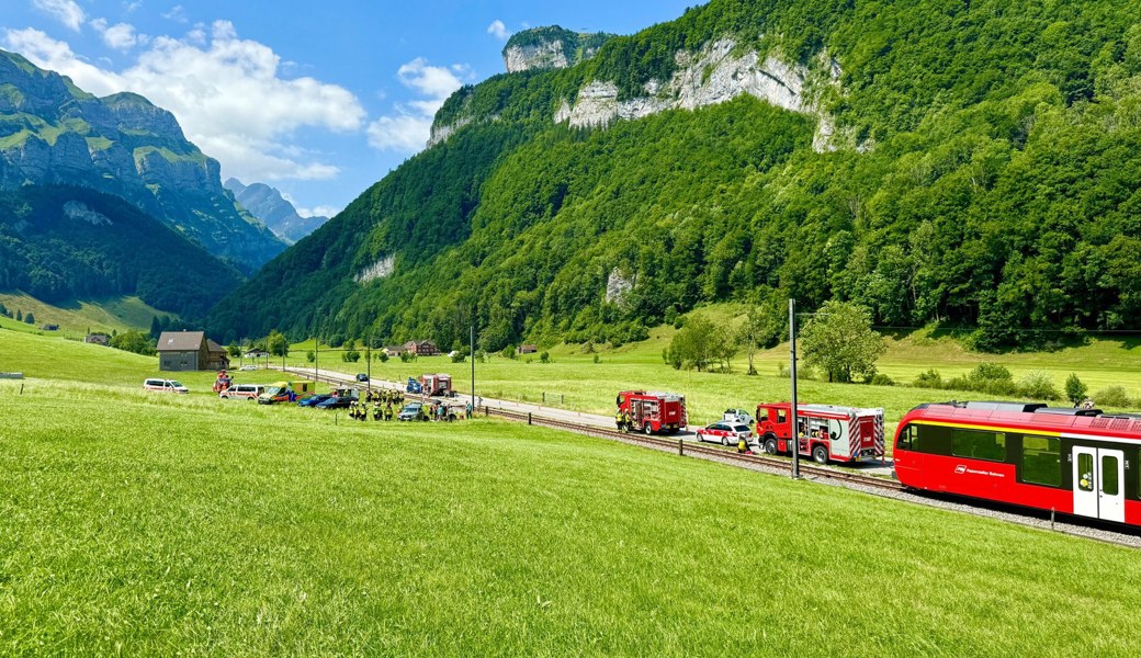 Der 22-jährige Fahrer wurde schwer verletzt. 