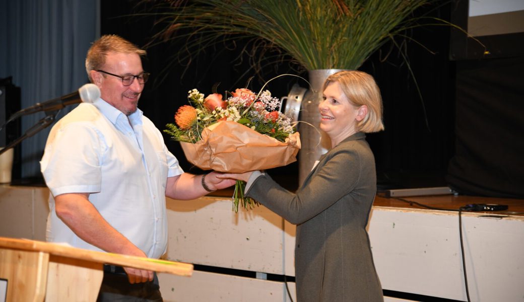  Walter Gartmann, Präsident der SVP Kanton St. Gallen, gratulierte Esther Friedli zur Nomination. Bilder: Corinne Hanselmann