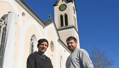 Wochenlang stand die Kirchenuhr still – nun läuft sie wieder