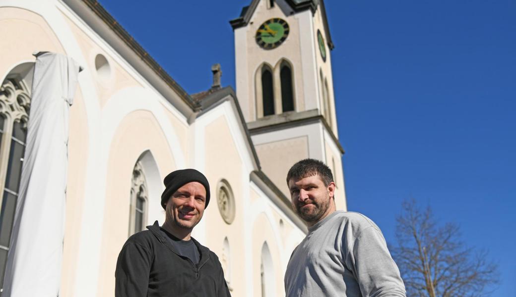 Wochenlang stand die Kirchenuhr still – nun läuft sie wieder