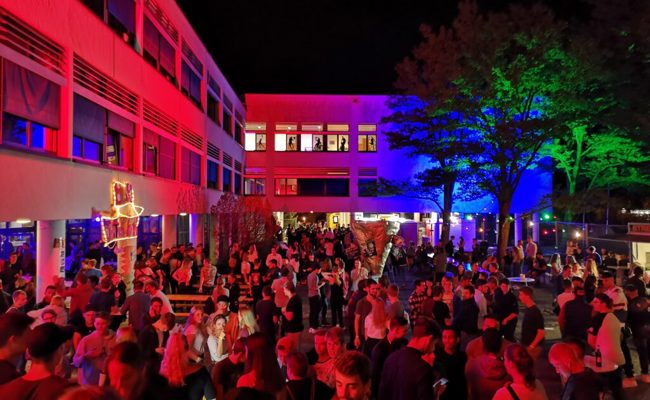 Eine ganze Schule darf wieder feiern - ein guter Grund, die Kanti zu besuchen