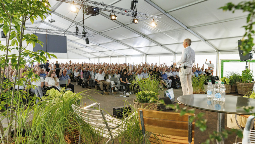 1011 Personen nahmen an der 91. Generalversammlung teil, bei der sämtliche Anträge des Verwaltungsrates angenommen wurden. 1011 Personen nahmen an der 91. Generalversammlung teil, bei der sämtliche Anträge des Verwaltungsrates angenommen wurden.