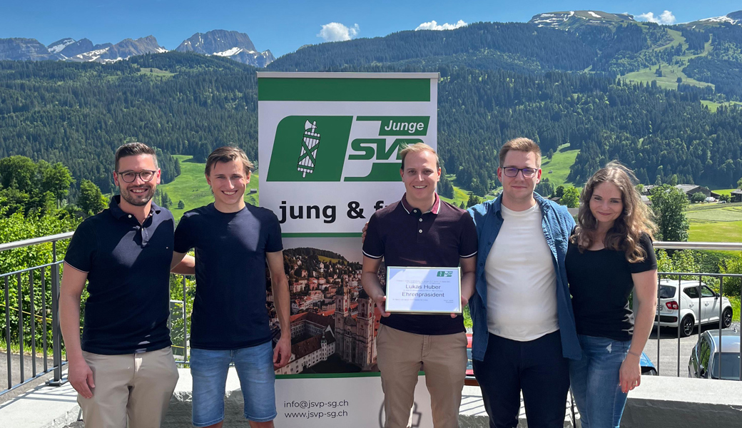 Ehrung vor wunderschöner Landschaft, von links: Sascha Schmid, Michael Gubser, der frischernannte Ehrenpräsident Lukas Huber, Kevin Loosli und Heidina Gerber.