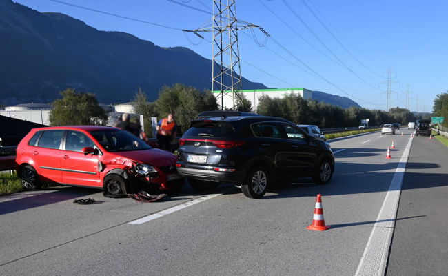 Langer Stau nach zwei Kollisionen mit sechs Fahrzeugen