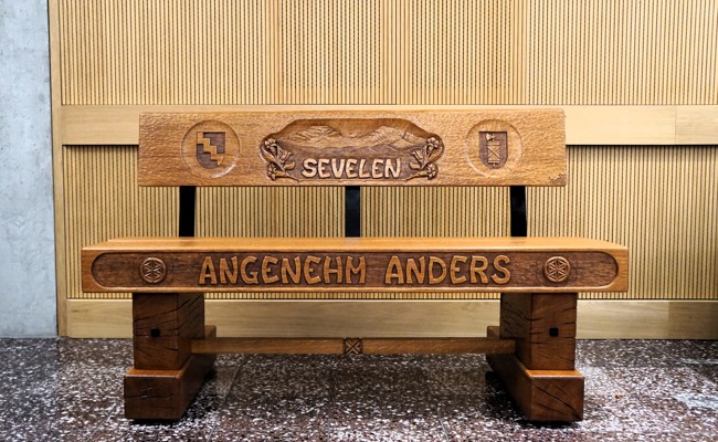 Eine handgeschnitzte Holzbank für Büelriet