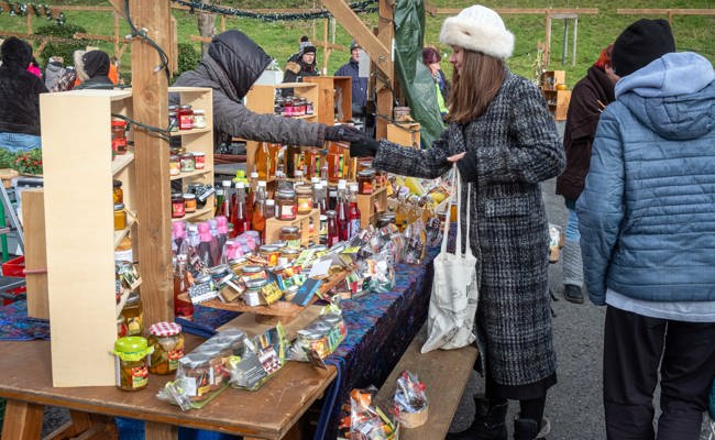 Der Weihnachtsmarkt trotzt dem Wind