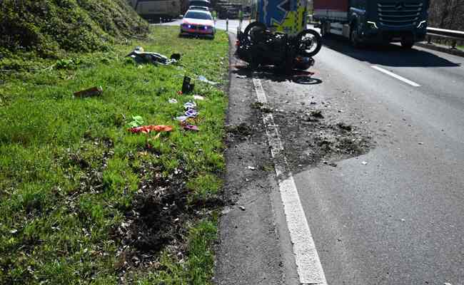 Motorradfahrer ist nach Selbstunfall verstorben
