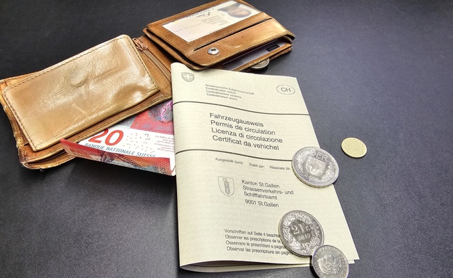 Führerschein und Fahrzeugausweis sind günstiger geworden