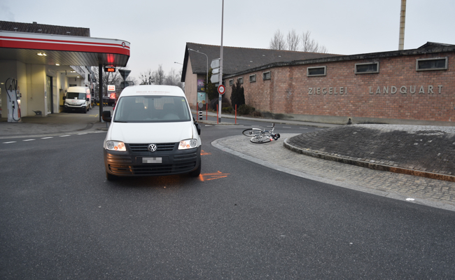 Velofahrer in Kreisel angefahren und verletzt