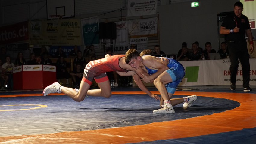 Tinio Ritter (in blau) holte das Maximum aus seinem Kampf heraus.